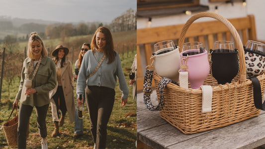 Gruppe Frauen mit VINHOLDER Weinglashaltern bei einer Weinwanderung durch die Weinberge, mehrere BEVIN Liberté Weinglashalter in Creme, Rosa, Schwarz und Leo-Print in einem Picknickkorb