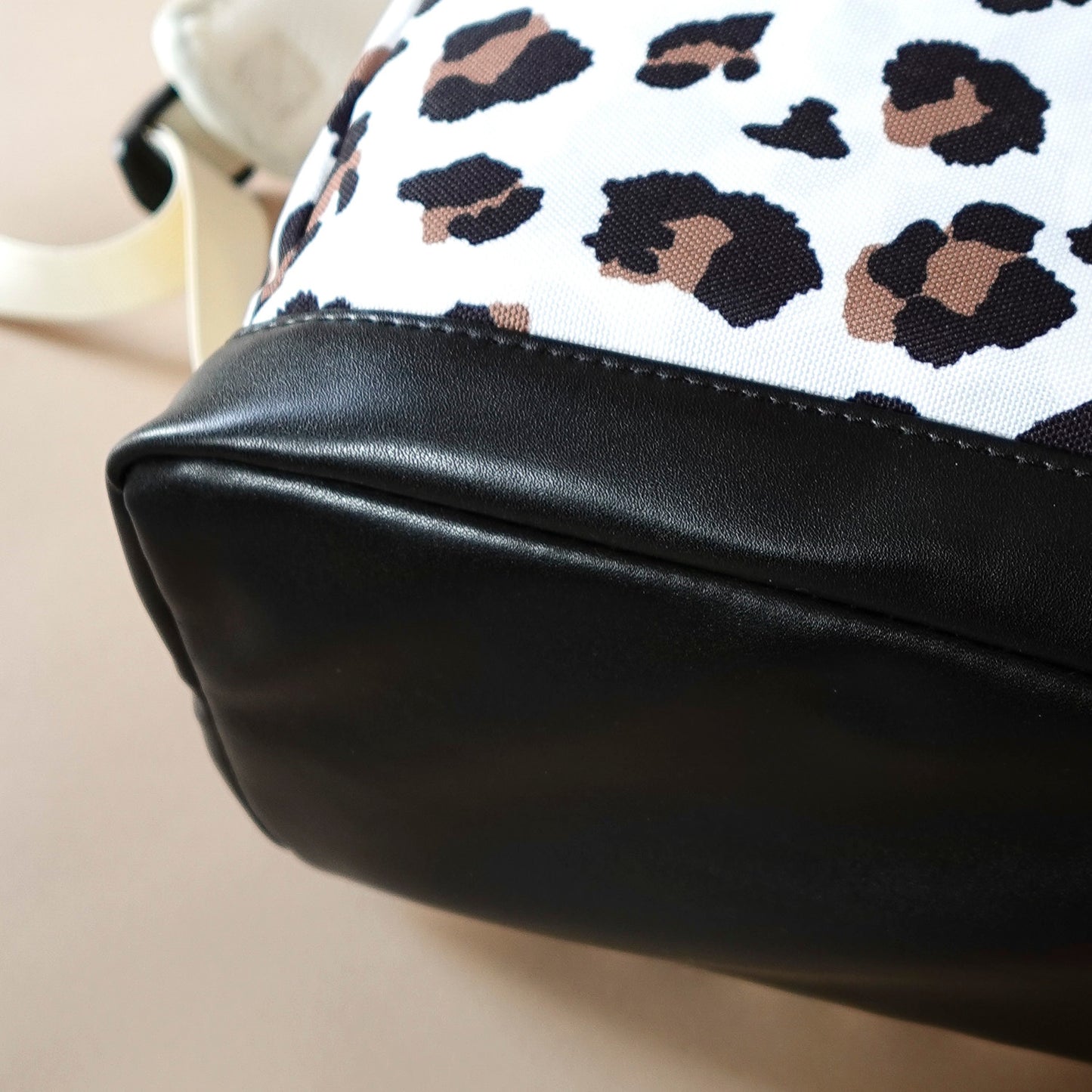 Leo Bundle Strap Schwarz - Weinmomente im angesagten Animal Look