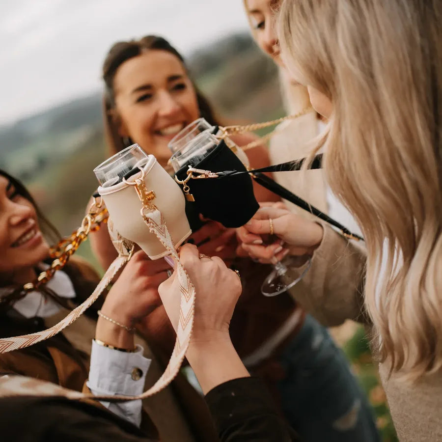 Gruppe beim Anstoßen mit VINHOLDER – Herbst-Weinfest