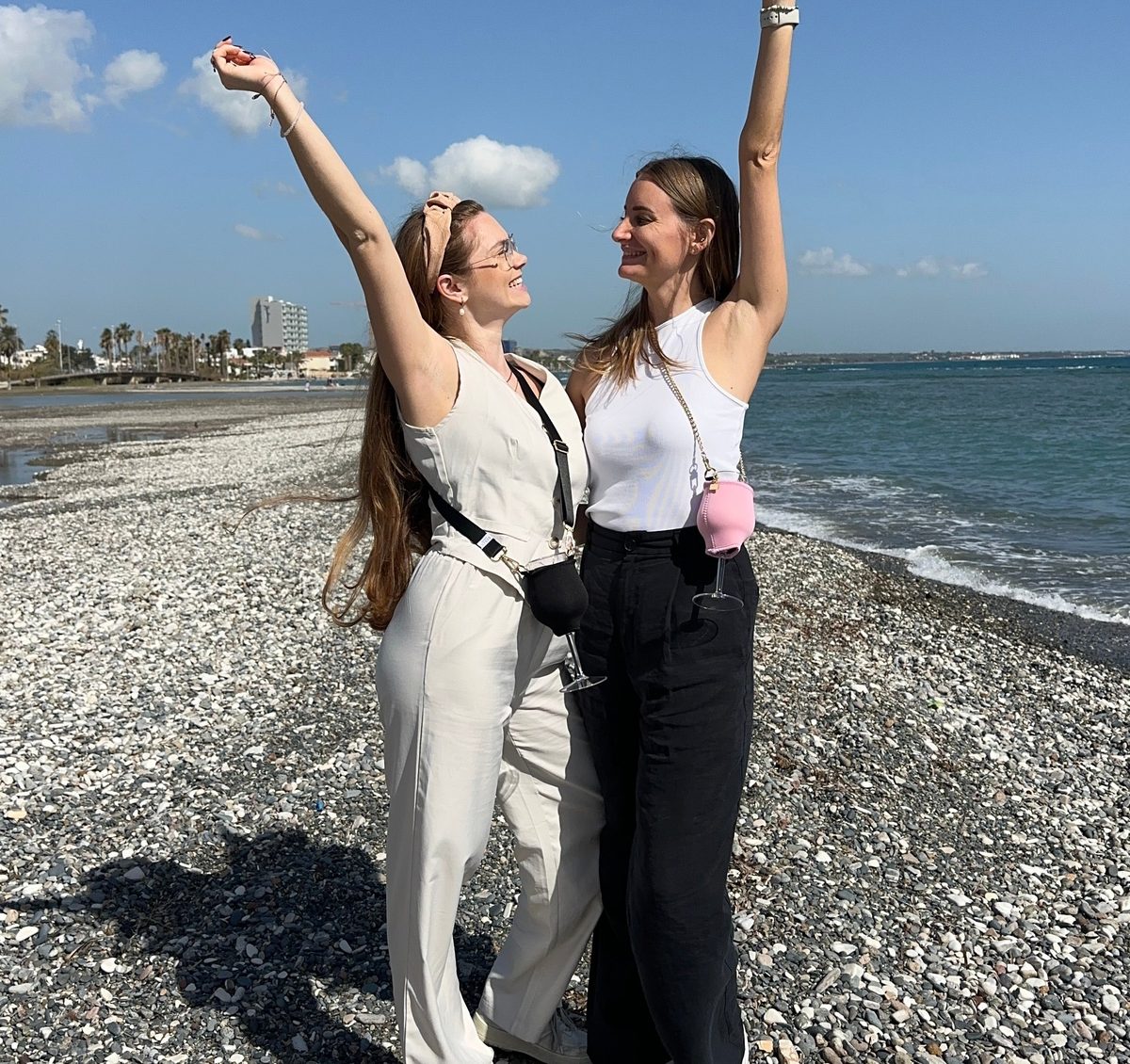 Zwei Frauen am Strand – VINHOLDER Halter klar sichtbar