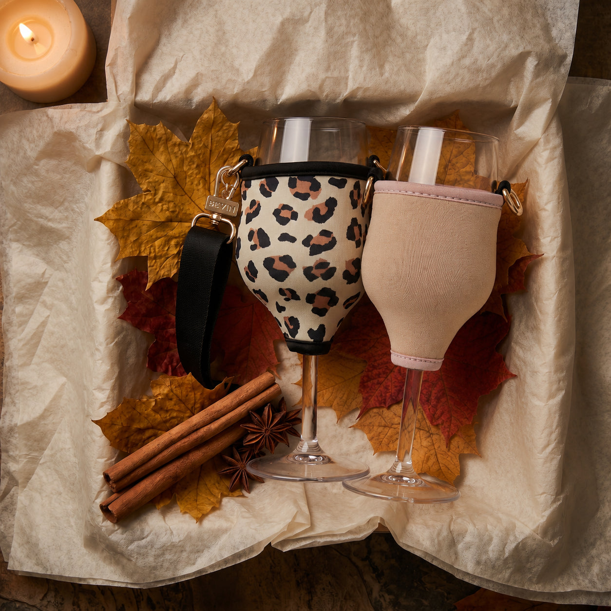 VINHOLDER Set als Geschenk – Flatlay mit Herbstlaub und Zimtstangen